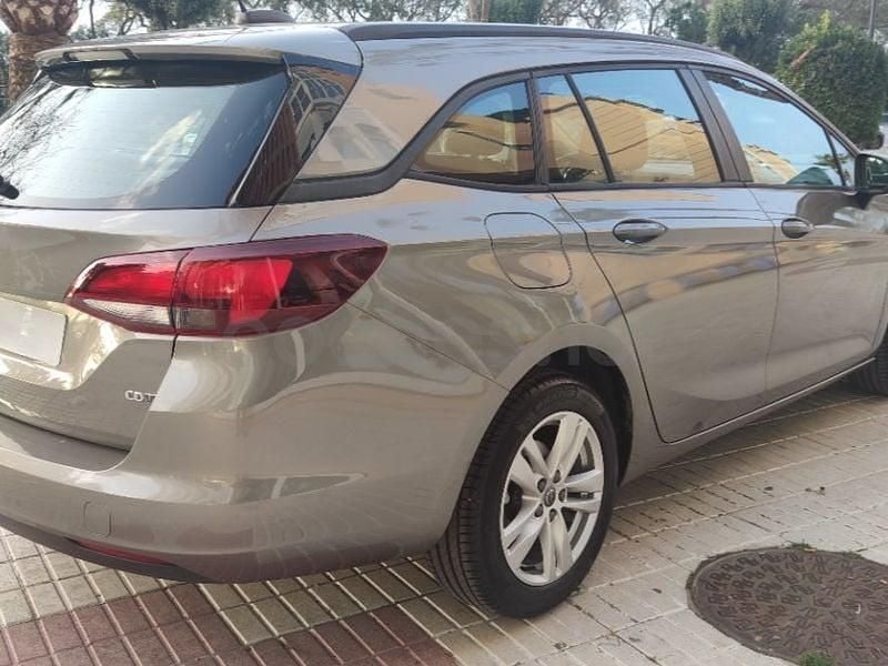 Usado Opel Astra Selective 110 CV (80 kW) 2017 Gris / plata Familiar