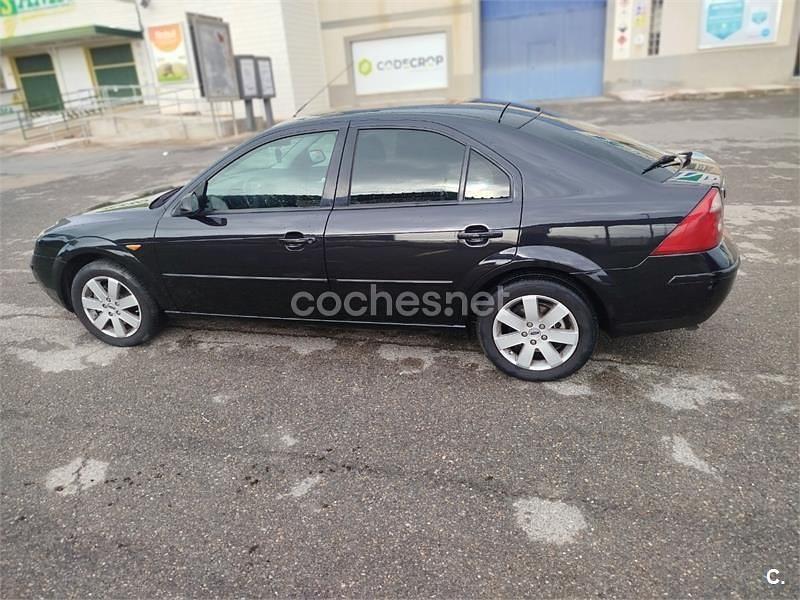 Usado Ford Mondeo Trend 125 CV (91 kW) 2002 Negro Berlina