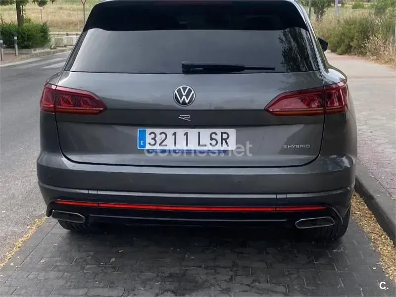 Usado VW Touareg R 462 CV (339 kW) 2021 Gris / plata SUV