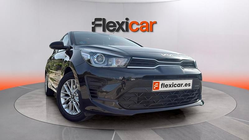 Usado Kia Rio 101 CV (74 kW) 2023 Negro Berlina