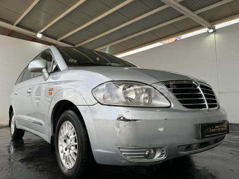 Usado Ssangyong (KGM) Rodius Limited 165 CV (121 kW) 2011 Gris / plata Monovolumen