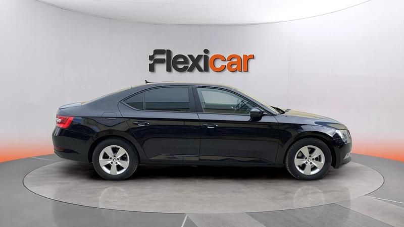 Usado Skoda Superb Active 150 CV (110 kW) 2018 Negro Familiar