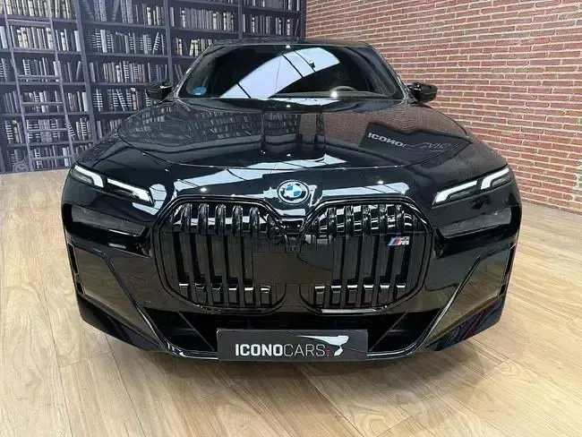Usado BMW M760e Comfort Edition 571 CV (419 kW) 2023 Negro Berlina