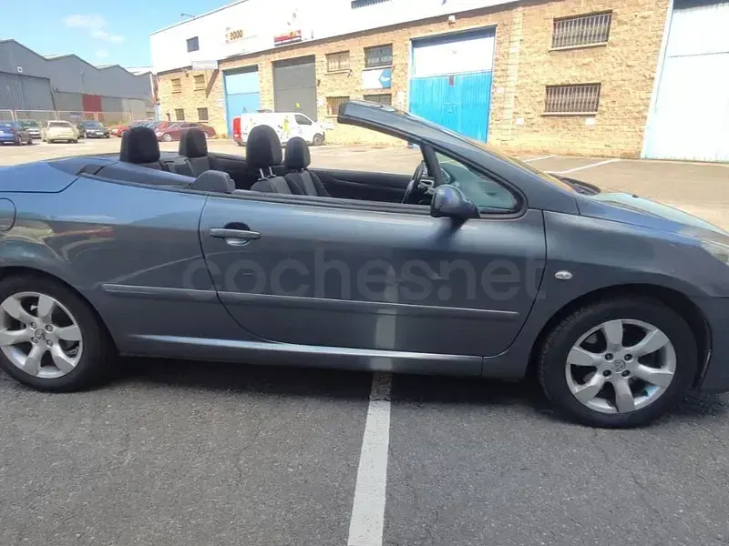 Usado Peugeot 307 CC 136 CV (100 kW) 2007 Gris / plata Descapotable