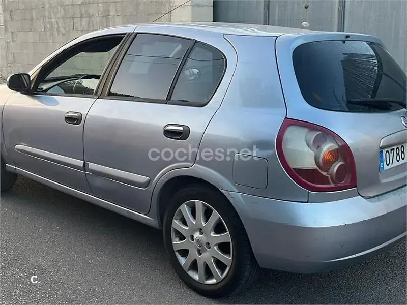 Usado Nissan Almera 82 CV (60 kW) 2005 Gris / plata Berlina
