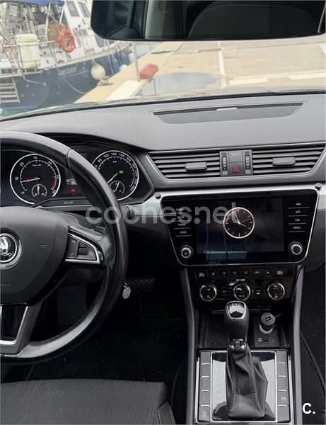 Usado Skoda Superb Ambition 150 CV (110 kW) 2018 Gris / plata Familiar