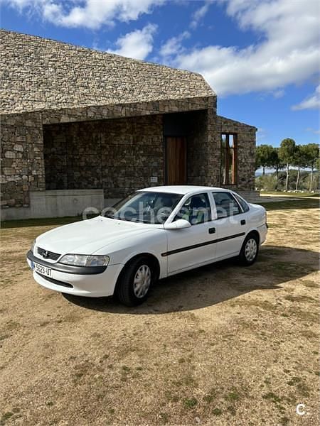 Usado Opel Vectra 115 CV (84 kW) 1997 Blanco Berlina