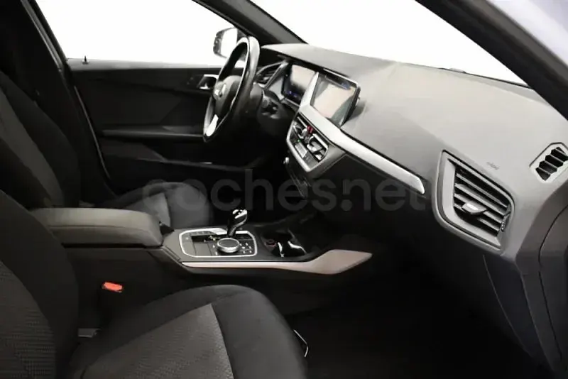 Usado BMW 118 Comfort Edition 150 CV (110 kW) 2022 Blanco Berlina