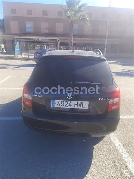 Usado Skoda Fabia Fresh 75 CV (55 kW) 2014 Negro Familiar