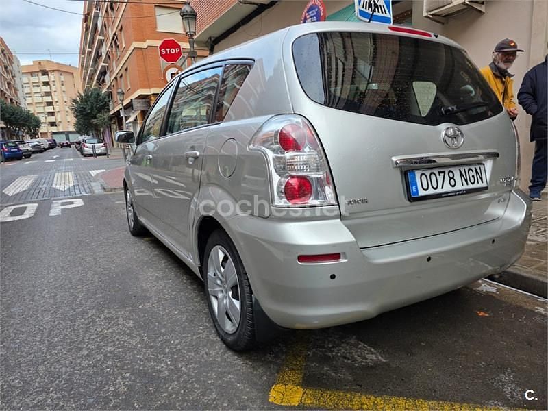 Usado Toyota Corolla Verso Luna 136 CV (100 kW) 2008 Gris / plata Monovolumen