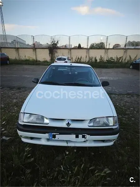 Usado Renault R9 93 CV (68 kW) 1995 Blanco Berlina