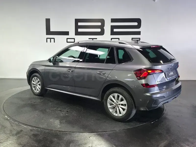 Usado Skoda Kamiq Selection 115 CV (84 kW) 2025 Gris / plata SUV