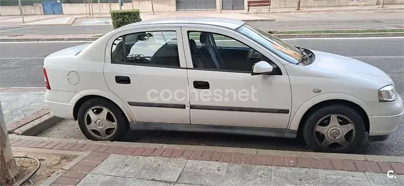 Usado Opel Astra Elegance 115 CV (84 kW) 1999 Blanco Berlina