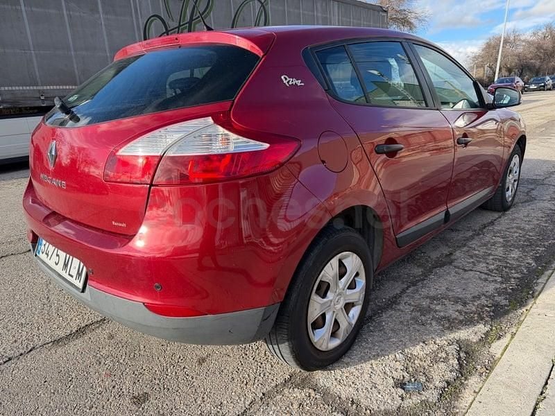 Usado Renault Mégane Authentique 100 CV (73 kW) 2012 Granate Berlina