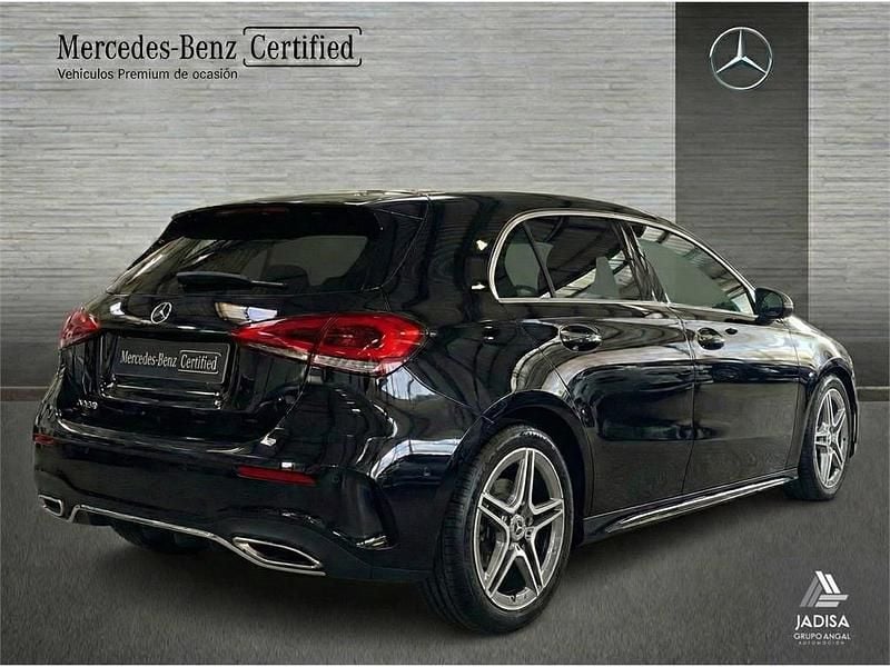 Usado Mercedes A180 AMG line 136 CV (100 kW) 2025 Negro cosmos Berlina