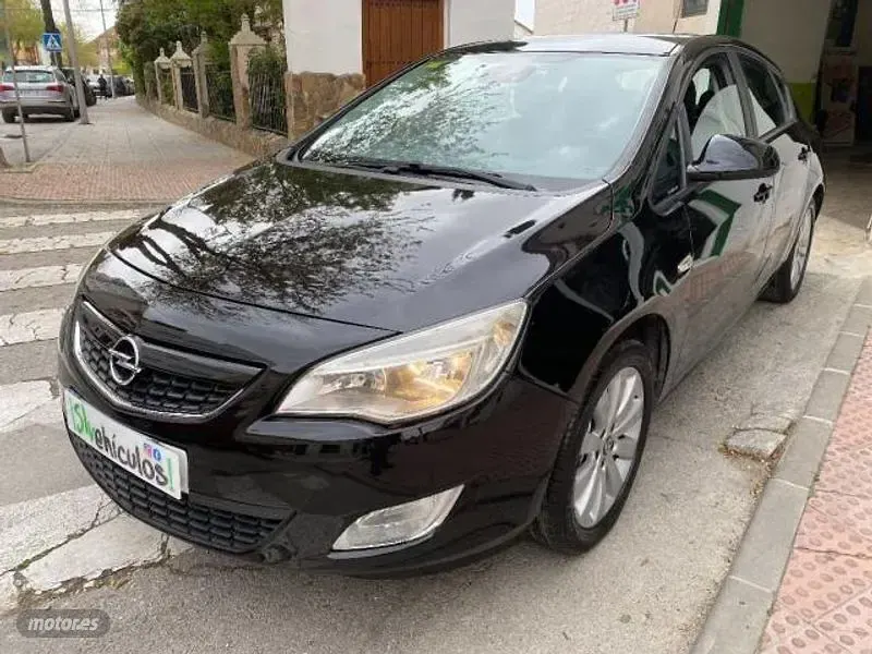 Usado Opel Astra Cosmo 110 CV (80 kW) 2010 Negro Berlina