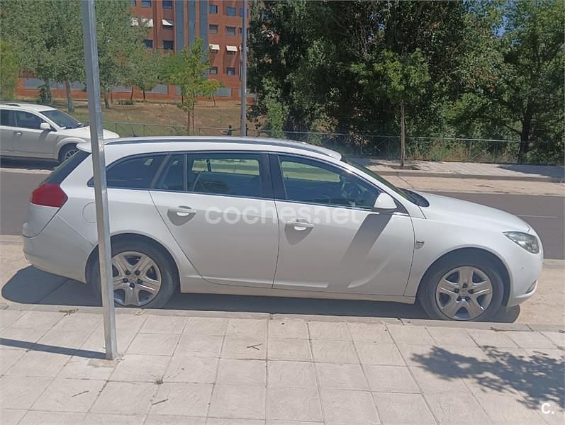 Usado Opel Insignia Selective 130 CV (95 kW) 2013 Blanco Familiar