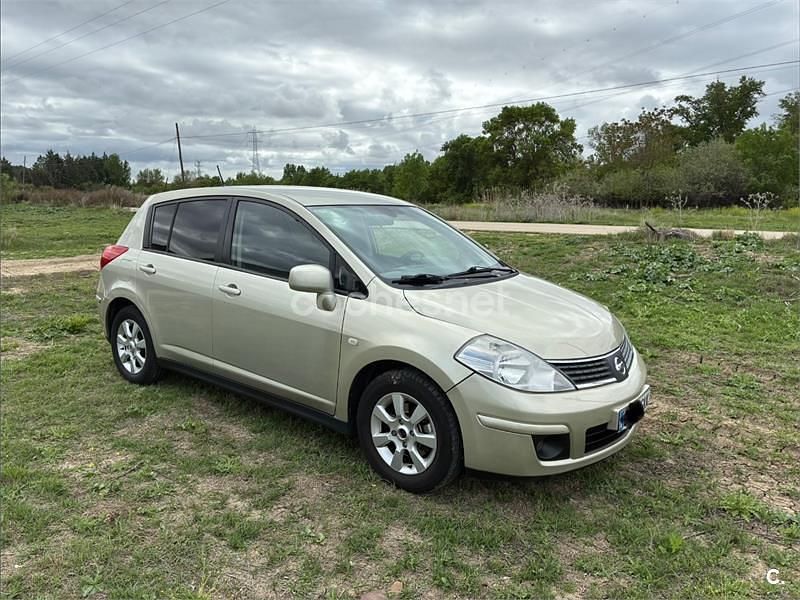 Usado Nissan Tiida Acenta 126 CV (92 kW) 2009 Beige Berlina