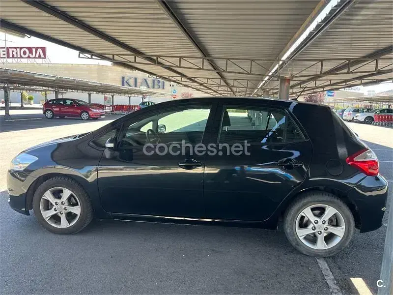 Usado Toyota Auris Active 90 CV (66 kW) 2012 Negro Berlina