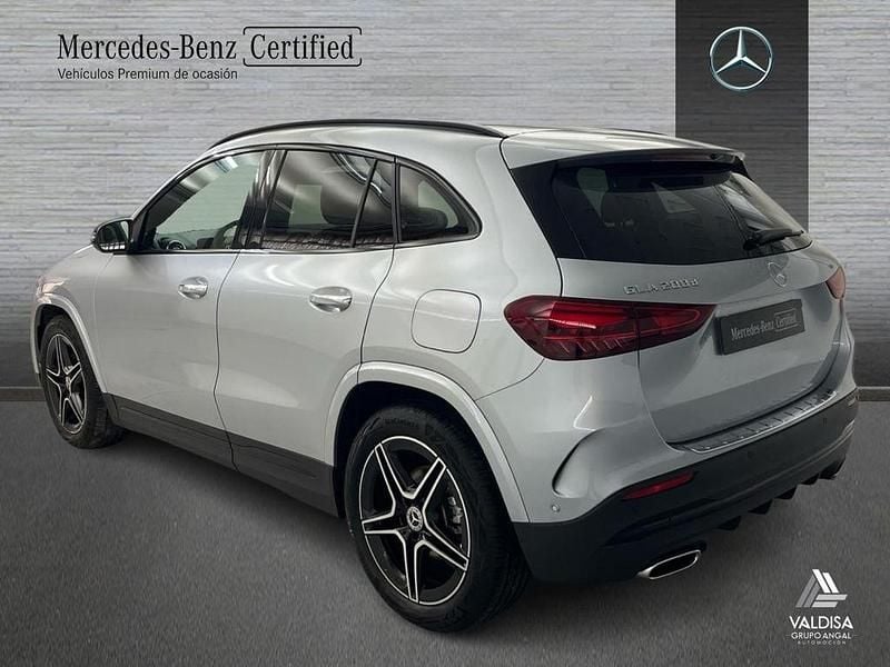 Usado Mercedes GLA200 AMG line 150 CV (110 kW) 2025 Gris / plateado SUV