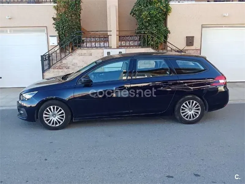 Usado Peugeot 308 SW Active 120 CV (88 kW) 2017 Azul Familiar