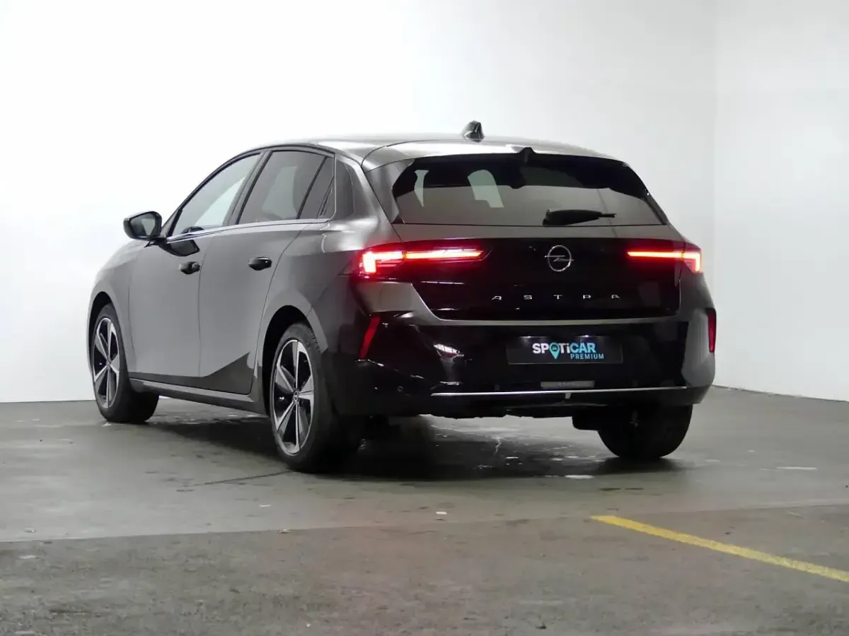 Usado Opel Astra Elegance 130 CV (95 kW) 2023 Negro Utilitario