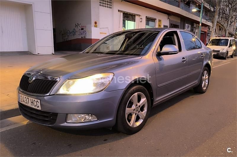 Usado Skoda Octavia Family 105 CV (77 kW) 2011 Gris / plata Berlina