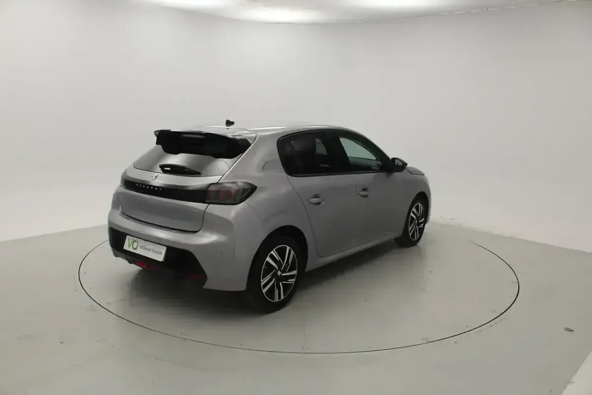 Usado Peugeot 208 Allure 102 CV (75 kW) 2023 Gris Utilitario