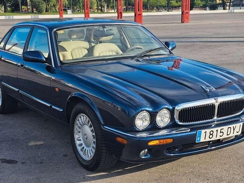 Usado Jaguar XJ8 Executive 239 CV (175 kW) 1998 Azul Berlina