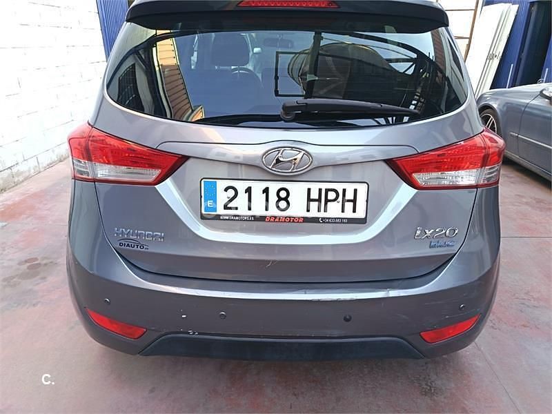 Usado Hyundai ix20 Comfort 115 CV (84 kW) 2013 Gris / plata Utilitario