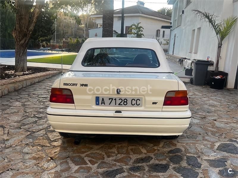 Usado Ford Escort Cabriolet 130 CV (95 kW) 1992 Blanco Descapotable