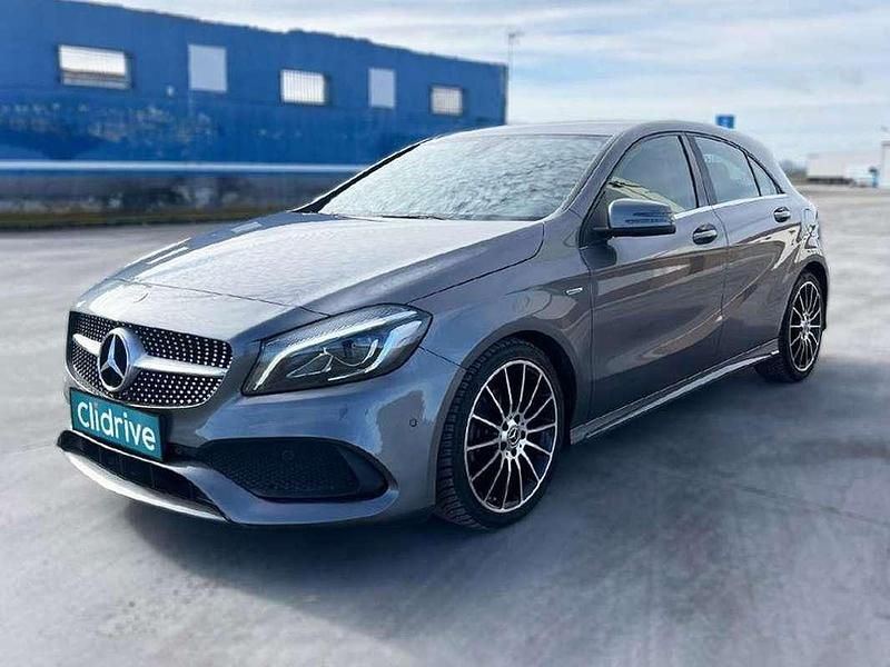 Usado Mercedes A180 136 CV (100 kW) 2018 Gris Utilitario