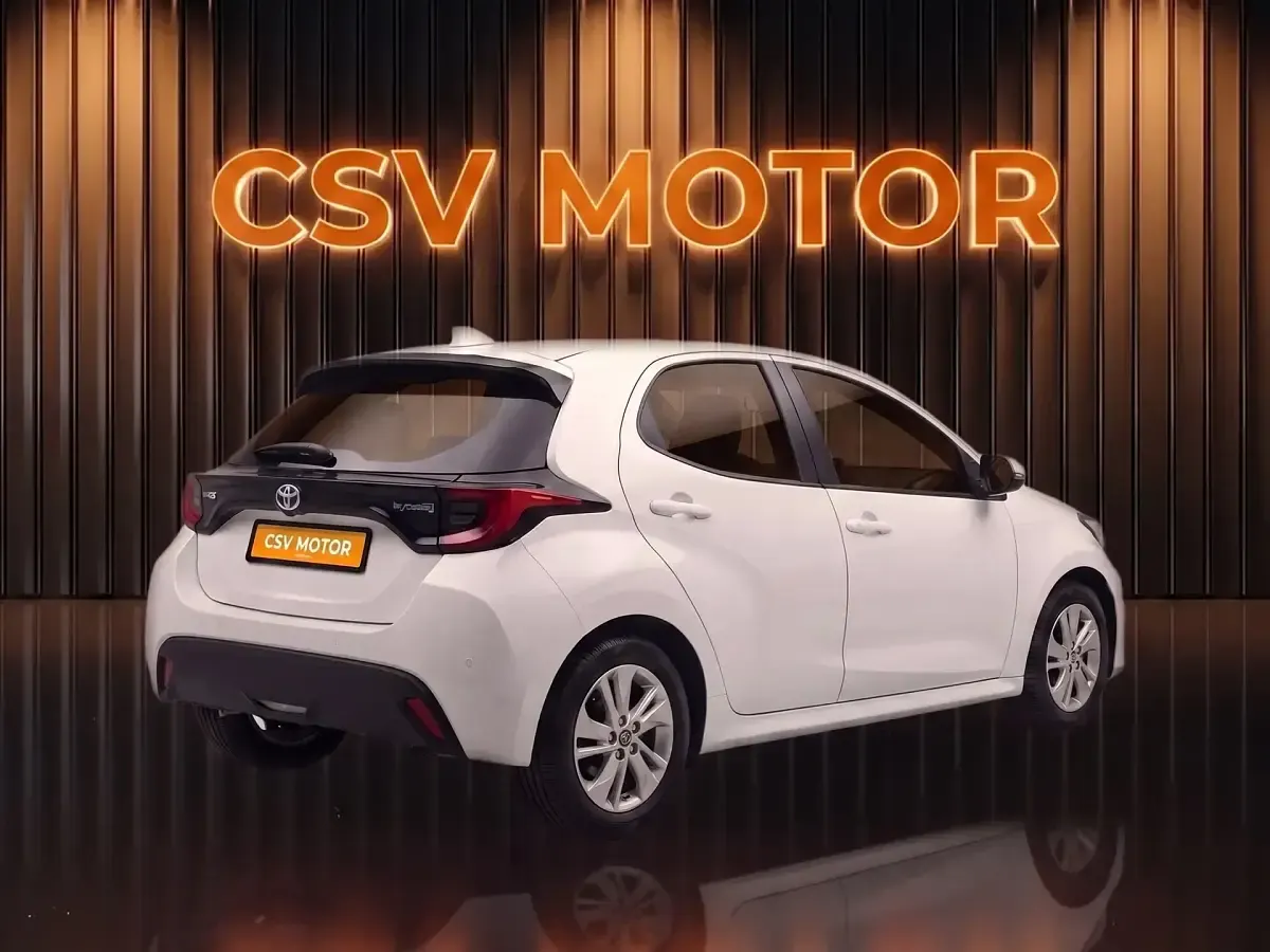 Usado Toyota Yaris Style 116 CV (85 kW) 2022 Blanco Utilitario