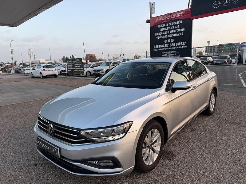 Usado VW Passat Business 150 CV (110 kW) 2022 Gris / plata Familiar