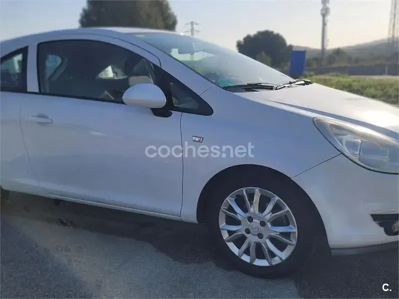 Usado Opel Corsa Enjoy 80 CV (58 kW) 2009 Blanco Utilitario