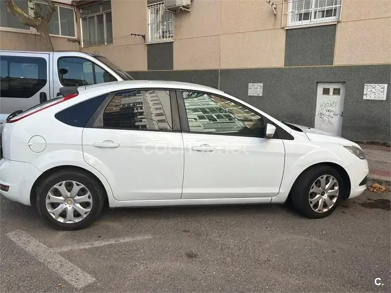 Usado Ford Focus Trend 109 CV (80 kW) 2009 Blanco Berlina