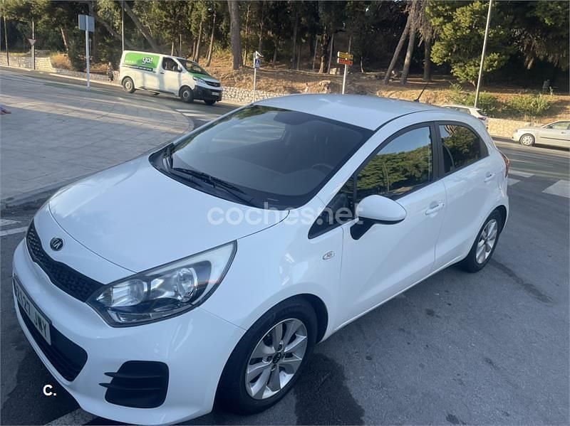 Blanco Usado 2017 Kia Rio Berlina | 9150 € (Buen precio) - Imagen 1/4
