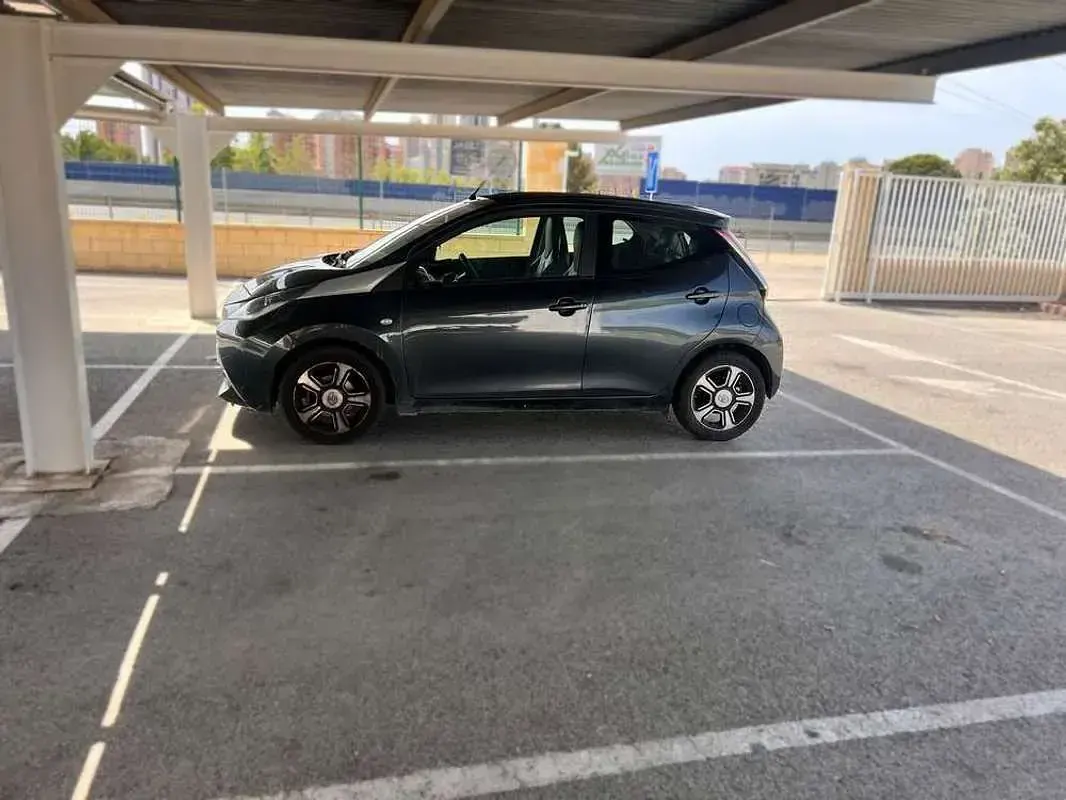 Usado Toyota Aygo X-cite 72 CV (52 kW) 2016 Gris Utilitario