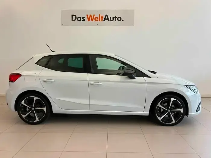 Usado Seat Ibiza FR 110 CV (80 kW) 2022 Blanco Utilitario