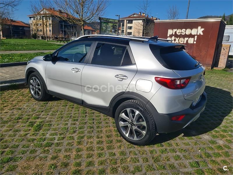 Usado Kia Stonic 120 CV (88 kW) 2019 Gris / plata SUV