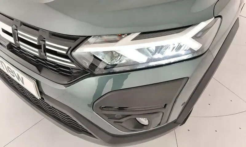 Usado Dacia Jogger Expression 100 CV (73 kW) 2025 Verde Monovolumen