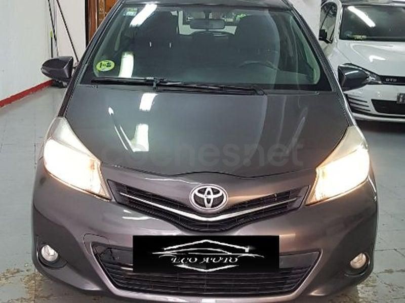 Usado Toyota Yaris Active 90 CV (66 kW) 2012 Gris / plata Utilitario