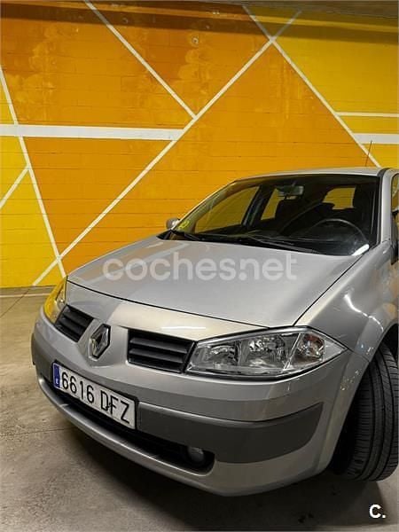 Usado Renault Mégane II Dynamique 98 CV (72 kW) 2005 Gris / plata Berlina