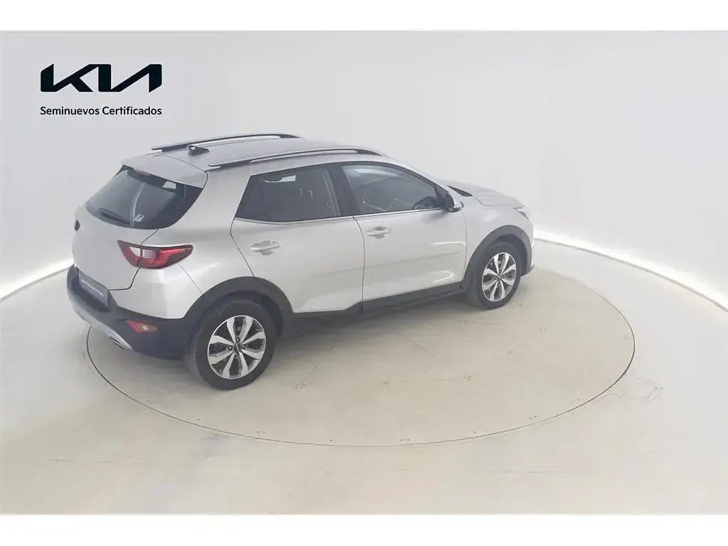 Usado Kia Stonic 101 CV (74 kW) 2024 Gris plata SUV