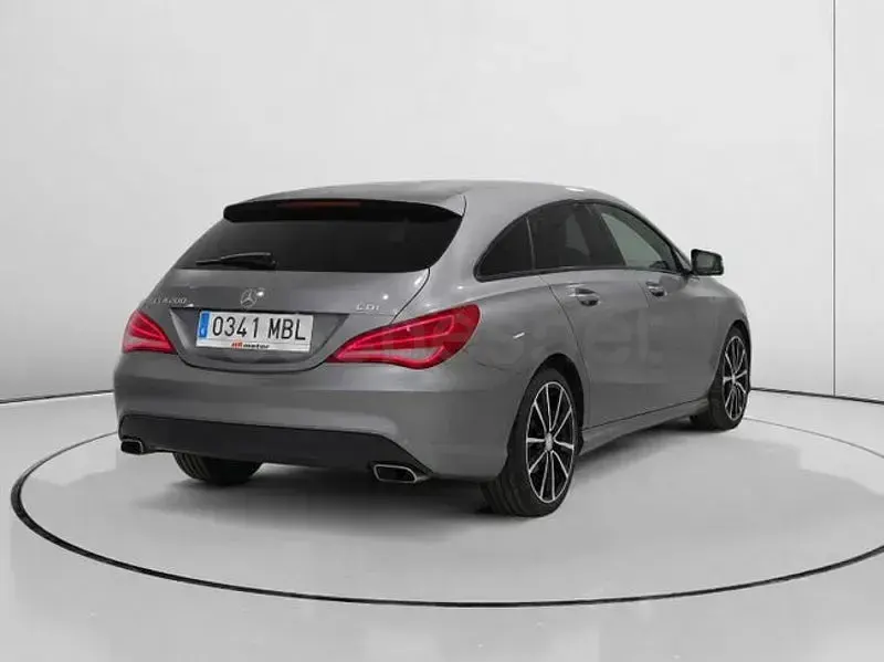 Usado Mercedes CLA200 Shooting Brake 136 CV (100 kW) 2015 Gris / plata Familiar