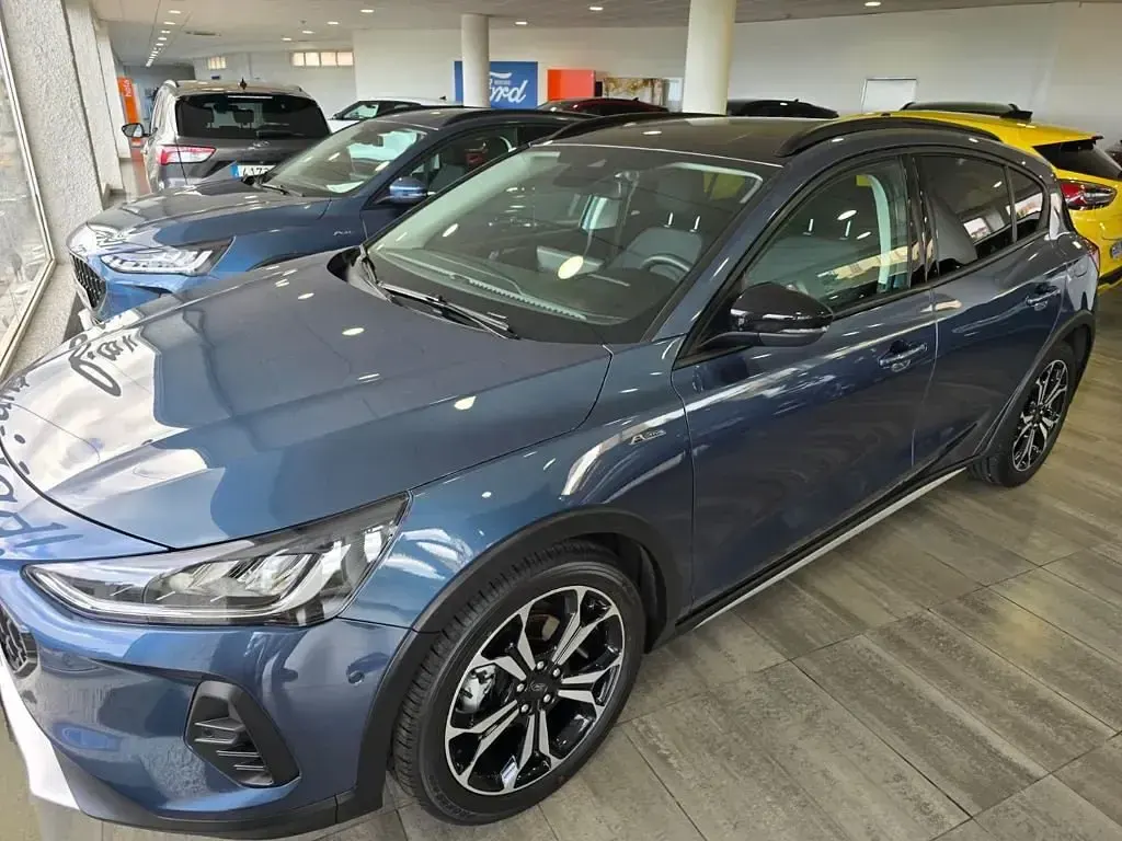 Usado Ford Focus Active X 155 CV (114 kW) 2023 Ázul chrome (metalizado) Berlina