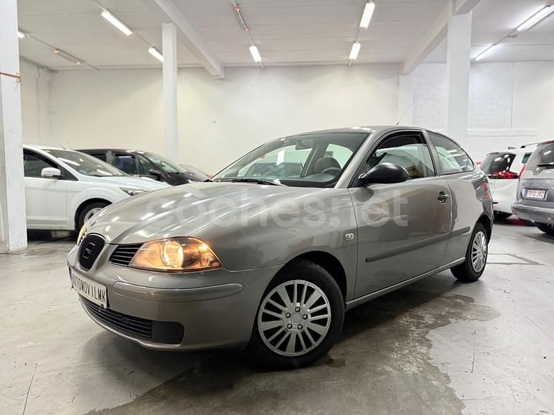 Usado Seat Ibiza Fresh 100 CV (73 kW) 2003 Gris / plata Berlina