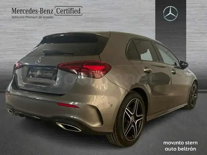 Usado Mercedes A200 AMG line 150 CV (110 kW) 2025 Gris / plata Berlina