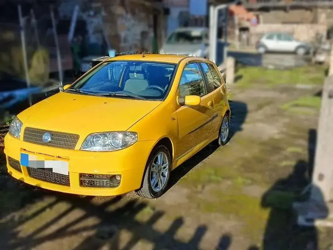 Usado Fiat Punto 95 CV (69 kW) 2003 Amarillo Utilitario