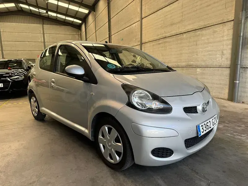 Usado Toyota Aygo 68 CV (50 kW) 2010 Gris / plata Utilitario